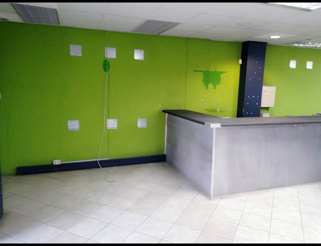 Showroom property to rent in ANDERBOLT